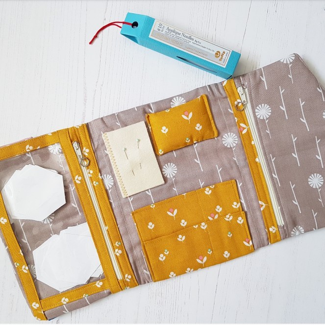 Fold-up sewing folio