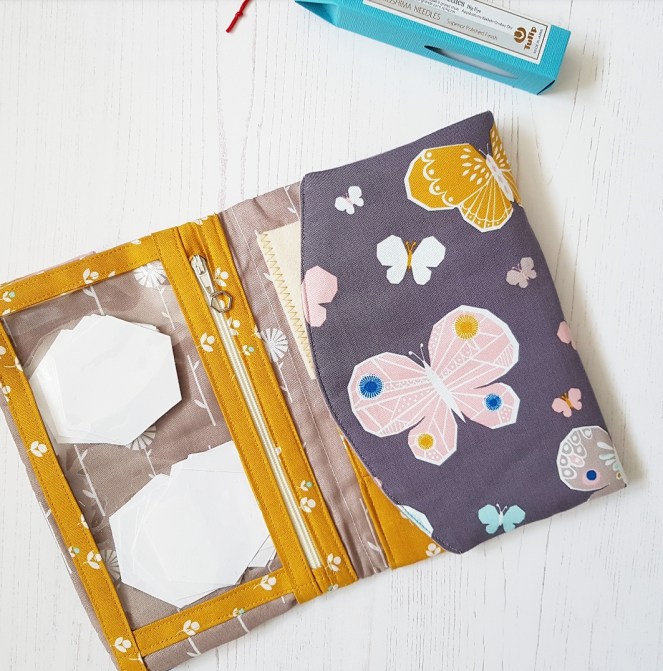 Fold-up sewing folio