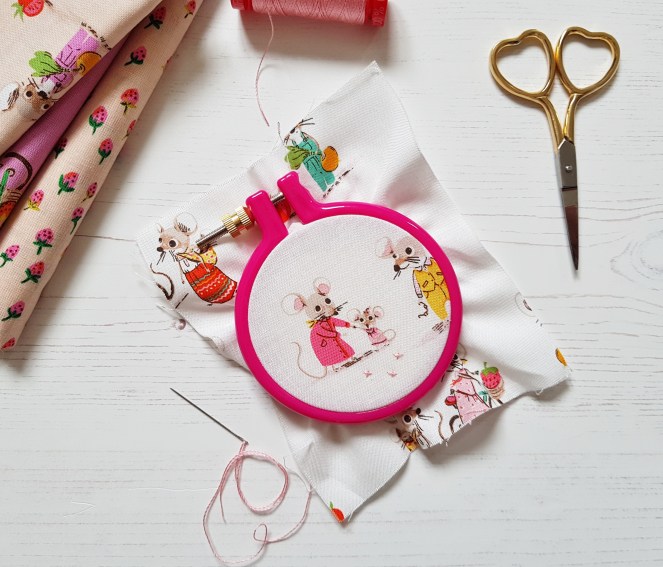 How to back your embroidery hoop with felt -Tutorial