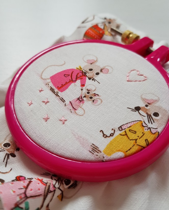 How to back your embroidery hoop with felt -Tutorial