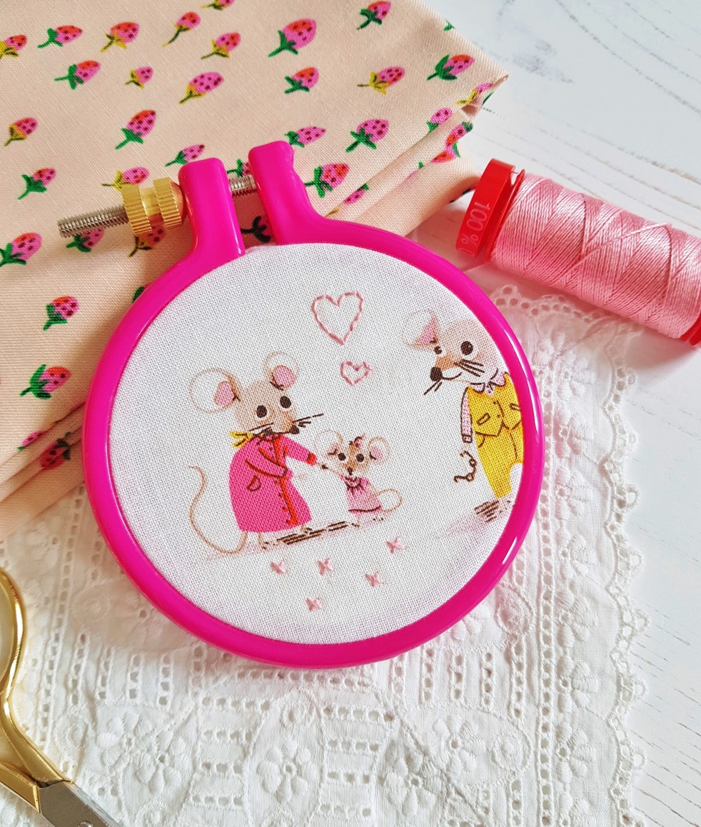 How to back your embroidery hoop with felt -Tutorial