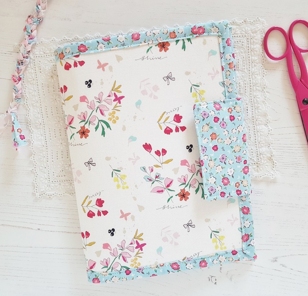 4 Pocket Case - A pattern by Aneela Hoey